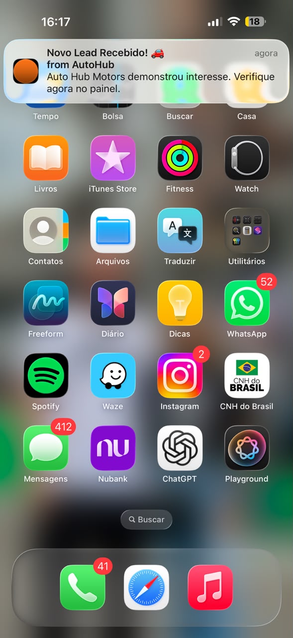 Notificação do AutoHub na tela de um celular