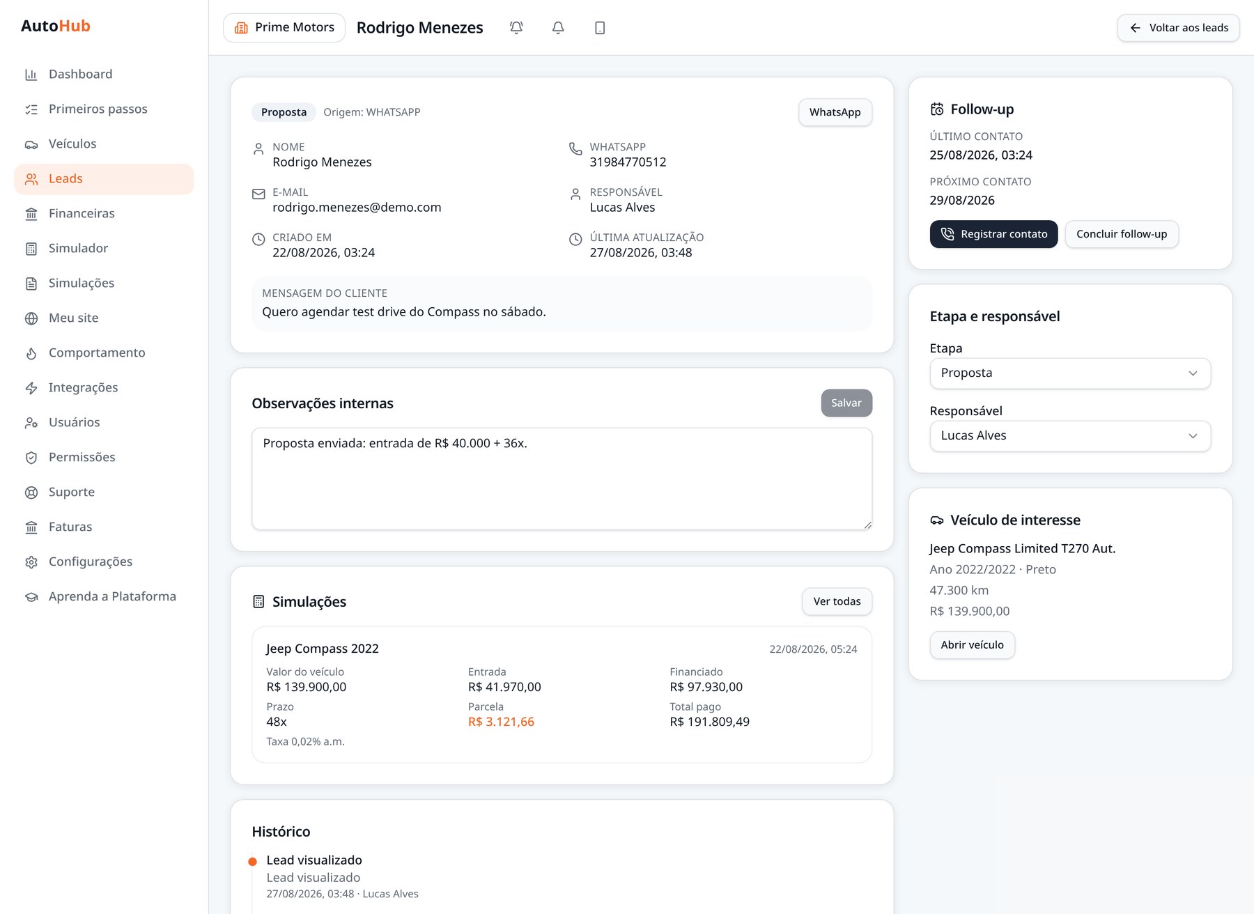 Ficha do lead no AutoHub com veículo de interesse, vendedor responsável, etapa, follow-up agendado e histórico do atendimento